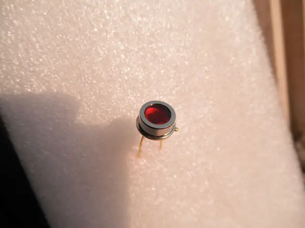 

2pcs/lot Red light Silicon photovoltaic cells/silicon photodiode/500-750nm/3mm*3mm