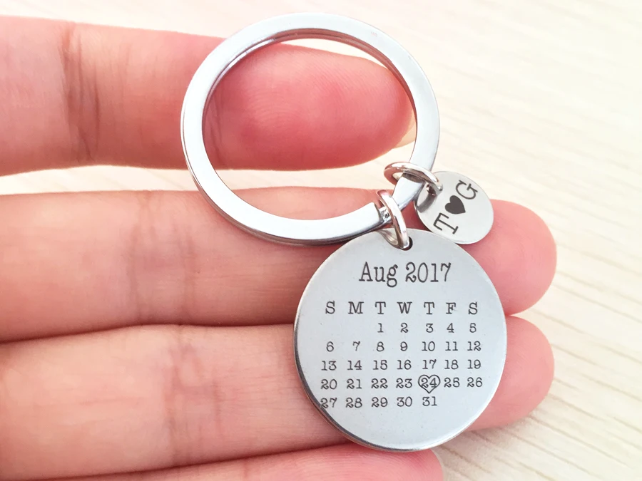 Индивидуальный Ручной штампованный брелок-календарь, персонализированный брелок, пользовательский начальный имя и дата, брелки с окошком для фотографии подарки на день Святого Валентина