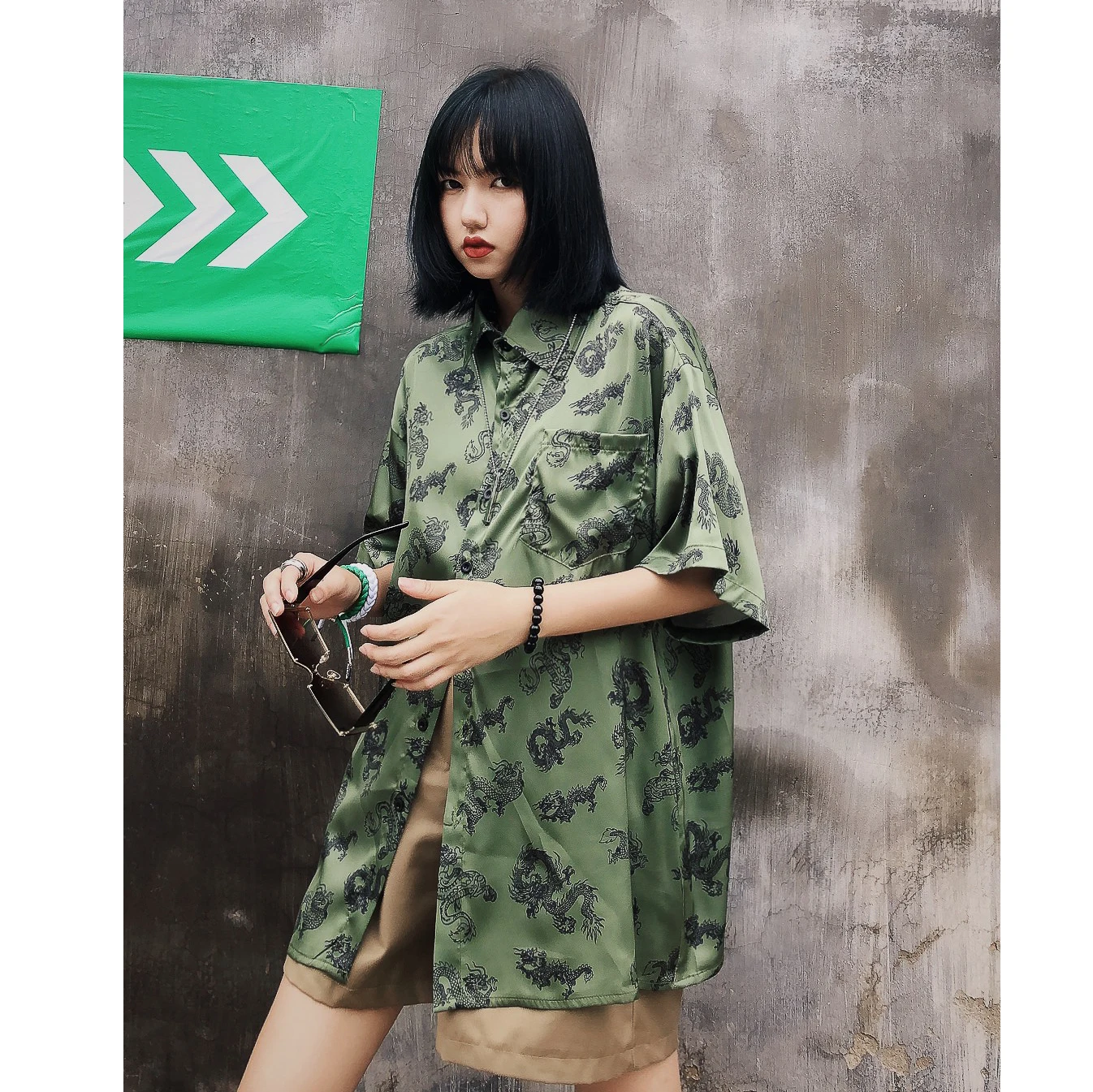 

New retro single-row button-down collar dragon map for the summer of 2019. Loose BF shirt with five-minute sleeve droop sense