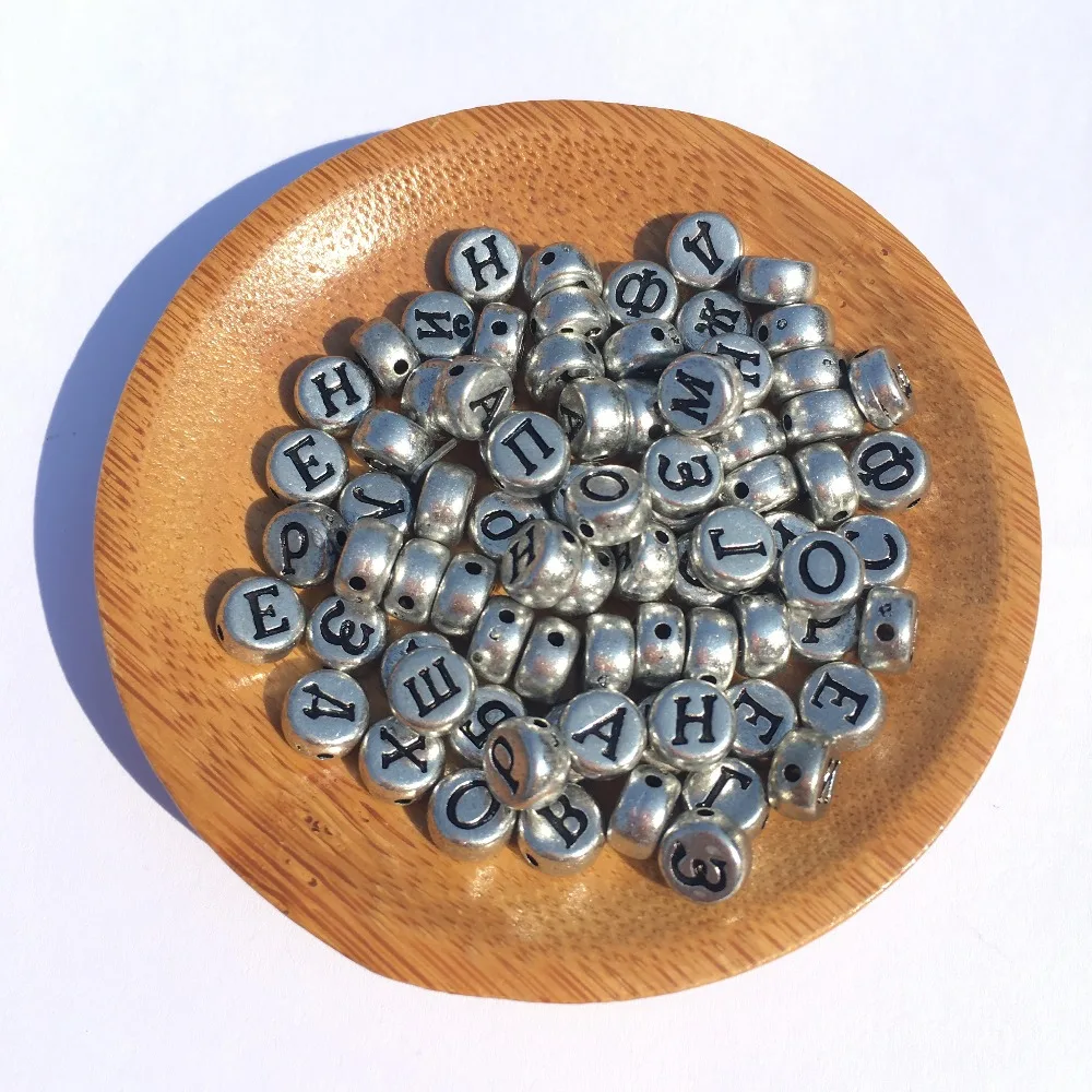 Стильная наружная вывеска. Вывеска на кронштейне. Круглая золотая подвеска с буквой а. Выносные кронштейны вывески. Рекламные вывески.