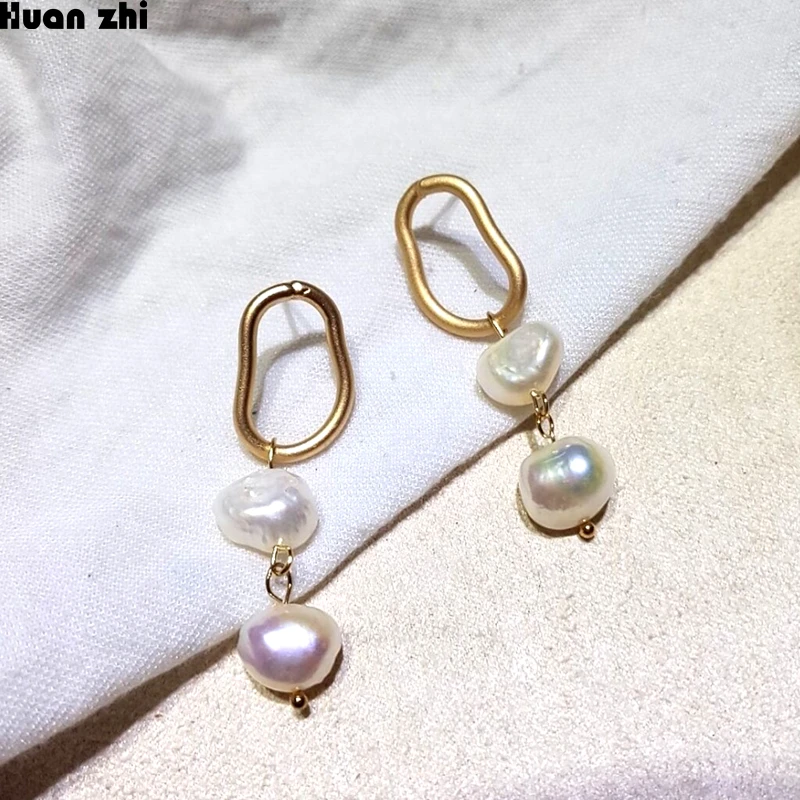 

HUANZHI Korea Vintage Gold Matte Metal Irregular Twisted Geometric Oval Natural Freshwater Pearl Long Dangle Earrings for Women