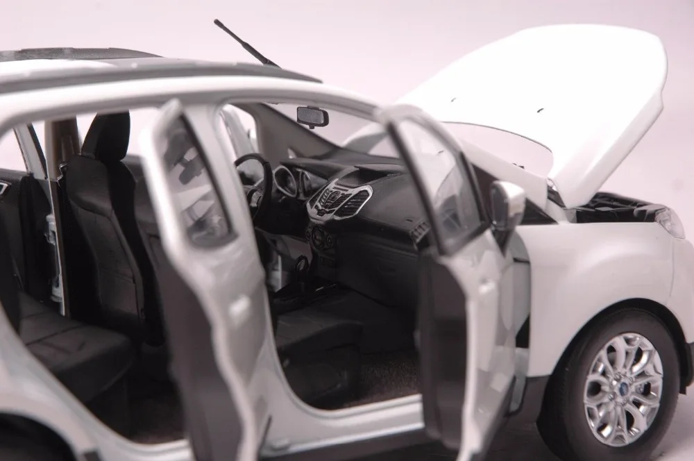 Ford Ecosport car model in scale 118 white (7)