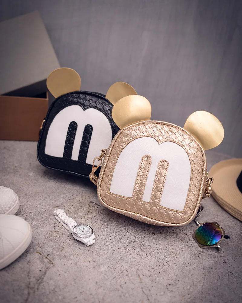 

Free shipping, 2019 new women handbags, simple fashion flap, cartoon circular messenger bag, mini Korean version shoulder bag.