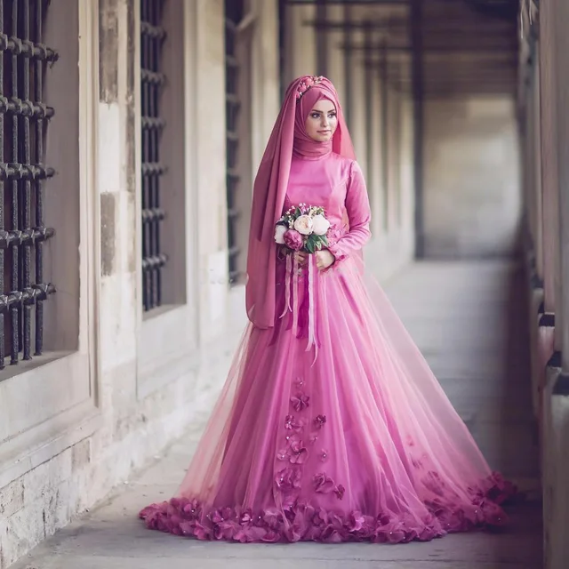 Vintage Lace Gown wedding dresses veiled with hijab