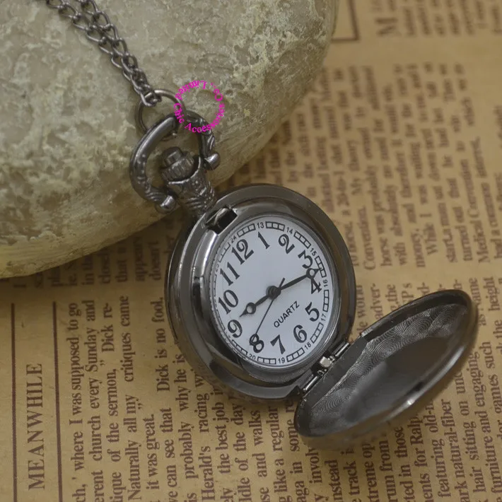 Оптовая продажа моды кварцевые мультфильм карманные часы ожерелье женщина брелок часы Hero Логотип Черный Круглый выпуклая линза стекло
