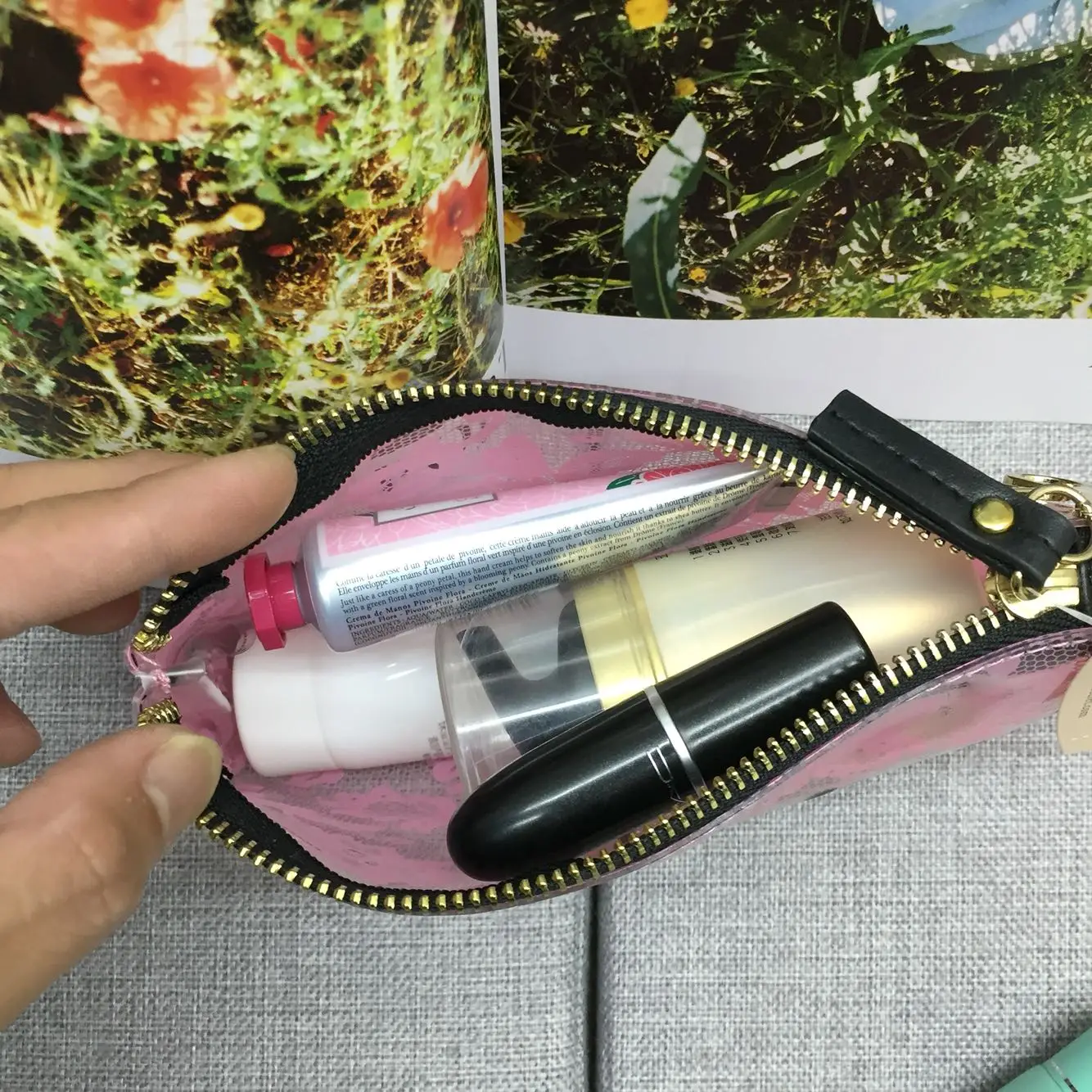 

Lace flowers, PVC, waterproof makeup bags, toilet bags, ladies bags.