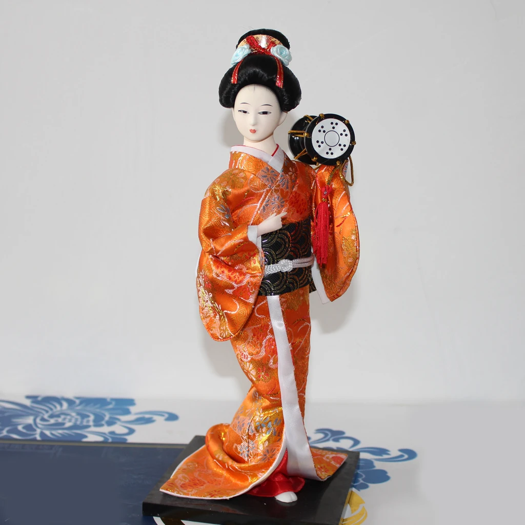 Poupée Japonaise Kokeshi Avec Des Cheveux Courts Et Un Kimono