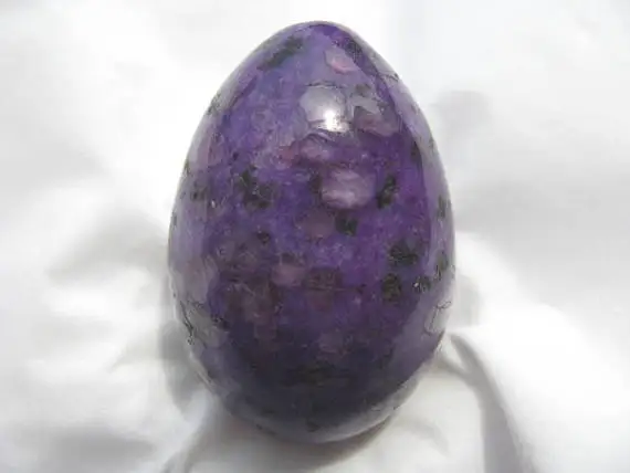 Драгоценный камень Sugilite фиолетовый красный драгоценный кристалл сфера рука яйцо