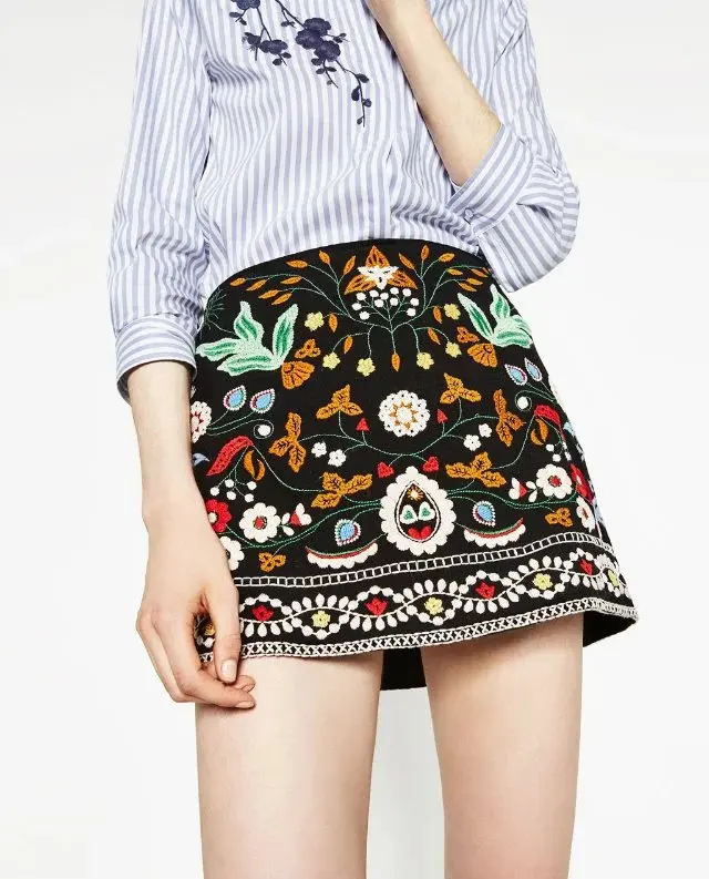 С цветочным принтом в винтажном стиле Осень Зима Новый Повседневное Национальный Стиль Европейский вышивка мини Короткая пикантная юбка