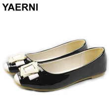 YAERNI Для женщин квадратные водонепроницаемые Мокасины с пряжкой из искусственной кожи милые Повседневное Студенческая обувь на плоской подошве для женщин; Большой размер; элегантные обувь для девочек Лакированная кожа