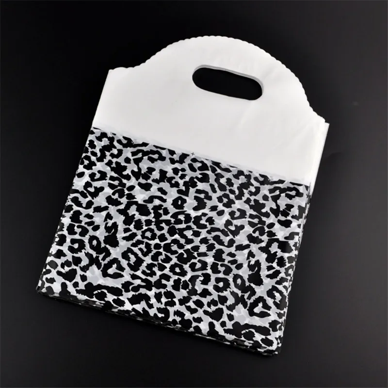 Us 7 64 8 Off 50pcs Lot Black Leopard Print Plastic Gift Bag 18x23cm Cute Jewelry Boutique Packaging Wedding Bags With Handle In