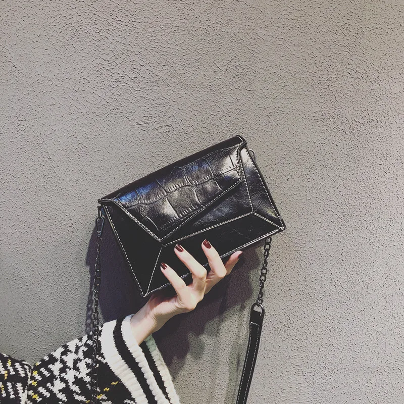 

2019 Fashion new Korean version of the chain irregular stripes summer hand purse bag
