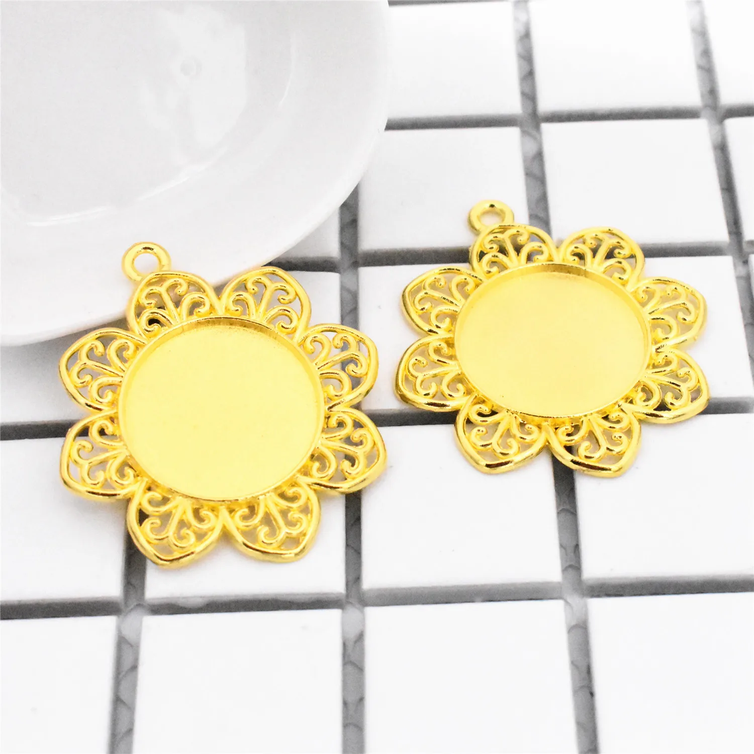 

NEW 4pcs 25mm Inner Size Gold Color Plated Flower Style Cameo Cabochon Base Setting Charms New Fashion Pendant