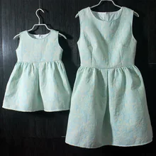 Специальное предложение летняя брендовая однотонный джемпер платье девочки Pleat рукавов юбки Family look платья Для мамы и дочки одежда