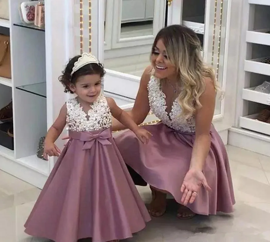 

Princess Cheap Lovely Cute Flower Girl Dresses Satin Mother and Daughter Toddler Long Pretty Kids First Holy Communion Dress 146