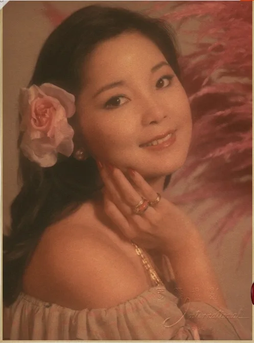 

Eternal Moment Posture Teresa Teng Beauty Poster Decorative Posters Room Kraft Poster Wall Canvas Sticker Poster Home Bar Decor