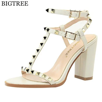 

2017 New Summer shoes woman Casual Lady Punk Sexy Woman Fashion Ankle Strap Rome Medium Heel Shoes Rivets Square Sandals c117