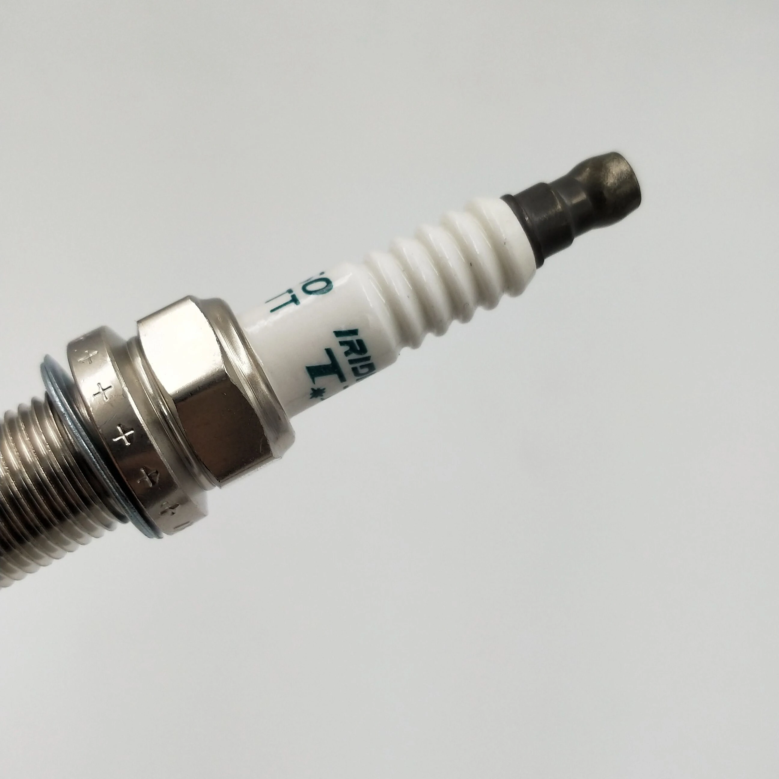 

4PCS IKH16TT 4703 Spark Plug For Toyota Highlander Hyundai Genesi Sonata Tana Chrysler 300 Dodge