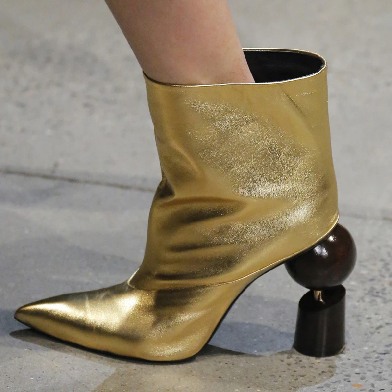 Сезон осень; золотистые, фиолетовые ботильоны для женщин; необычная обувь на высоком каблуке с геометрическим узором; коллекция года; Подиумные короткие ботинки для показа; botas feminina zapatos mujer