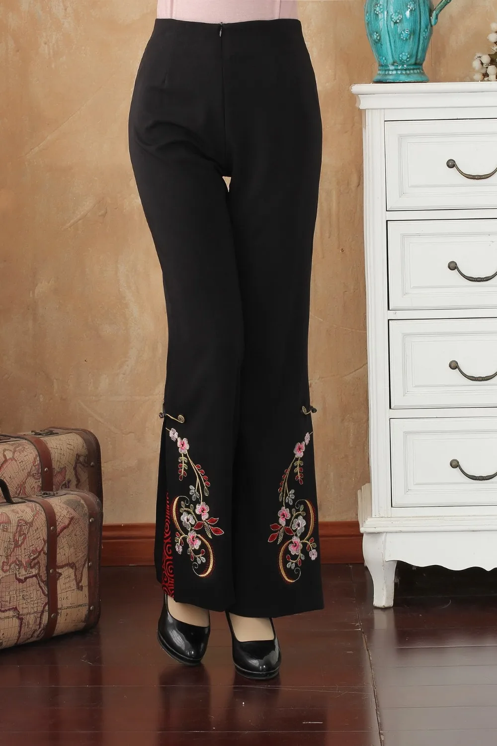 Винтаж черный китайский Для женщин вышивка брюки осень-зима полной длины расклешенные брюки цветок M, L, XL, XXL 3XL 4XL 2513-1