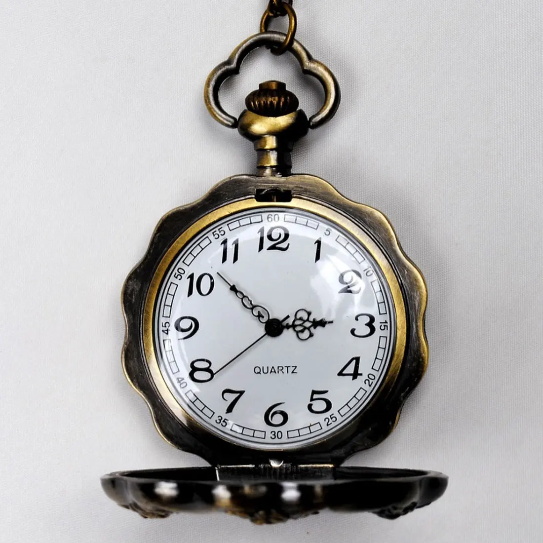 Retro Palace Wind Lotus Leaf White Face Pocket Watch Fashion Wild Antique Table Men And Women Casual Wild Chain Classic Table