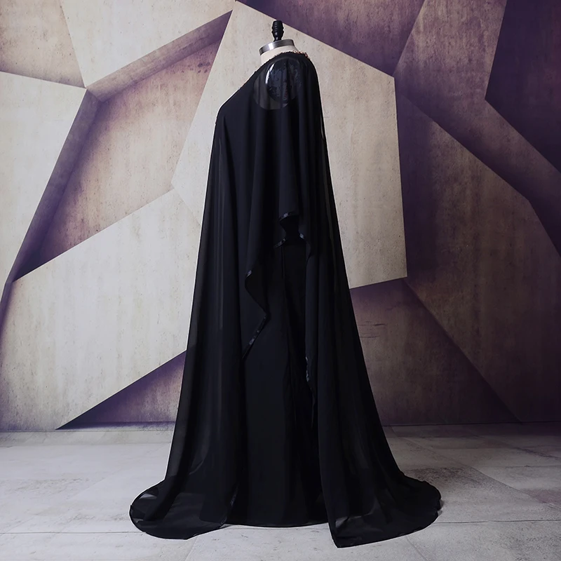 Женское платье для выпускного вечера черное с золотыми бусинами и длинным