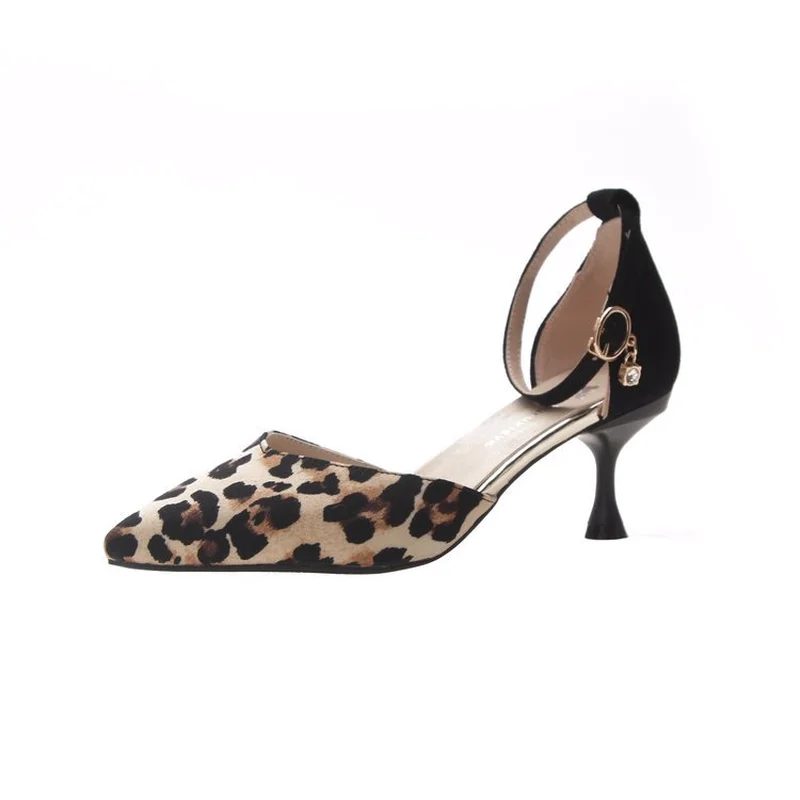 

The new summer 2019 Korean version of the pointy slender leopard-print one-belt clear heels fairy sandals