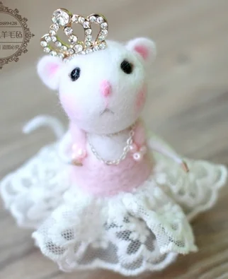 

The mouse in the clothes cartoon set wool needlepoint kit wool felt needle felting decoration craft needlecraft DIY handmade