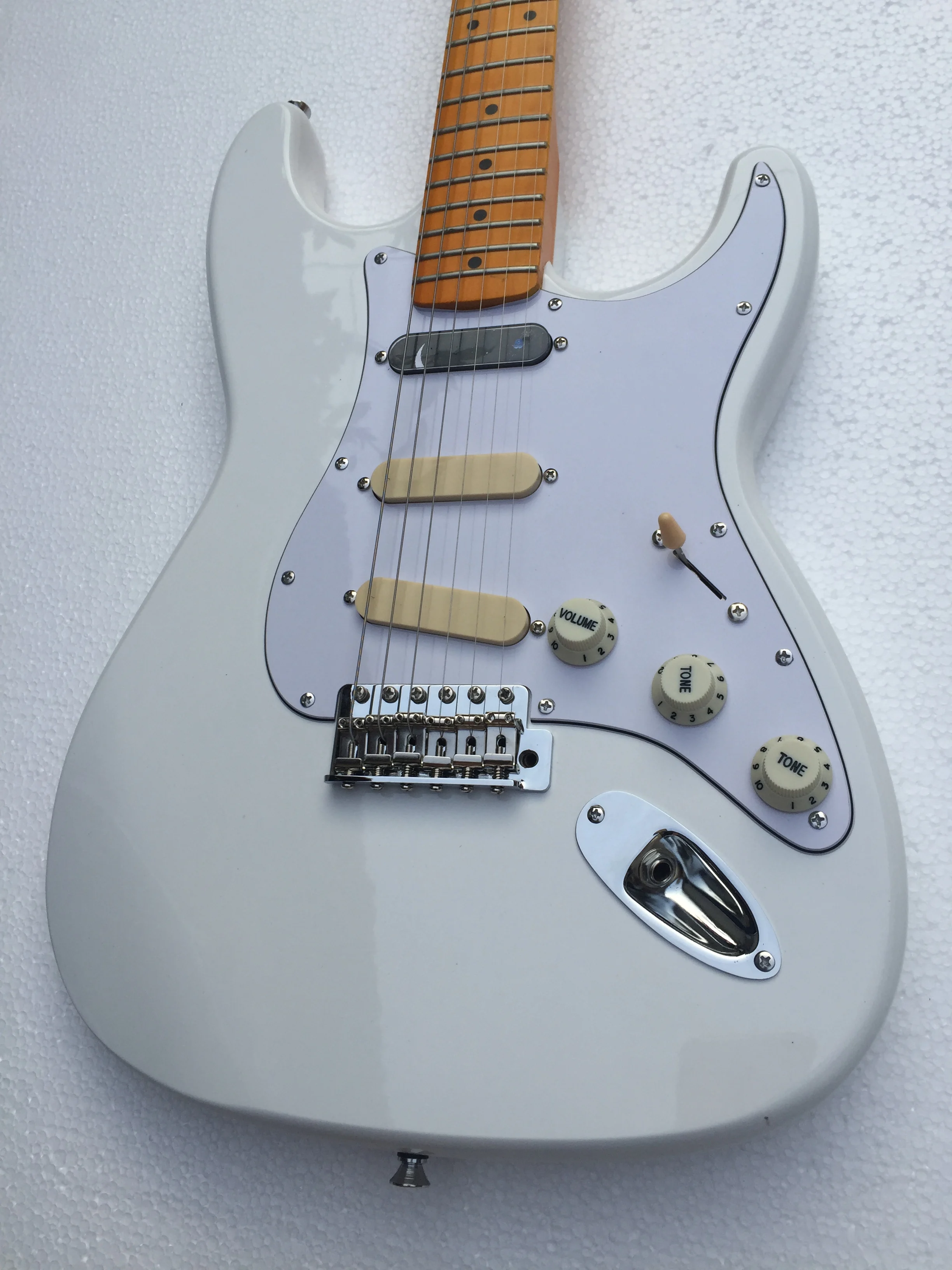 

Factory custom white body electric guitar with SSS pickups,white pickguard,chrome hardware,can be customized