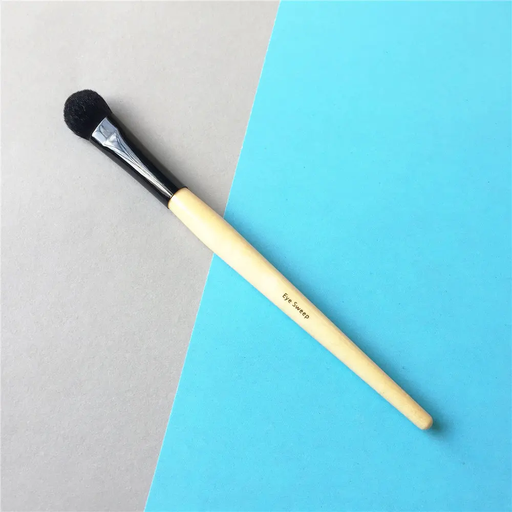 Bobbi Brown Eye Sweep Brush _ 1