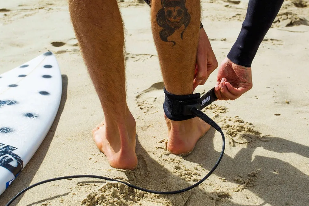 w1200_1053_Sharkbanz-Modom-Shark-Leash-Jack-Freestone-Deterrent-Surf-USA