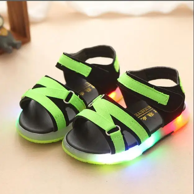 Летние светодиодный сандалии новых детских; низкий каблук; повседневные Нескользящие светодиодный сандалии с подсветкой, спортивный костюм для мальчиков, удобные светящиеся пляжные сандалии обувь