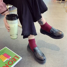 Женская обувь на низком каблуке; сезон осень-весна; Модные женские кожаные туфли на платформе с бахромой; прошитая женская обувь без застежки