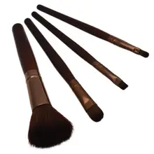 Kosmetický štětec na make up s dřevěnou rukojetí