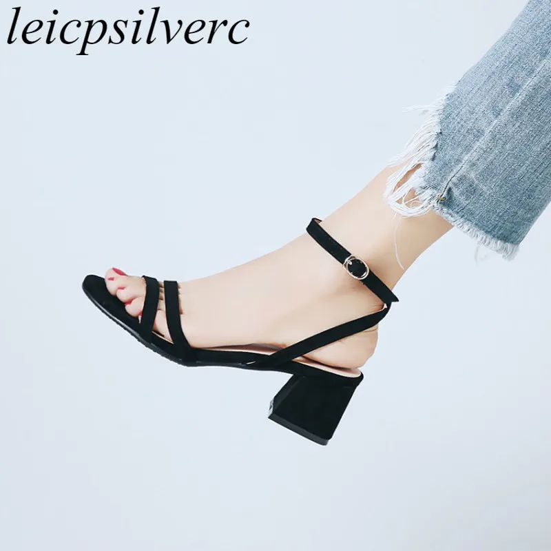 Женская обувь на каблуке с открытым носком пряжкой летний узкий ремешок из флока