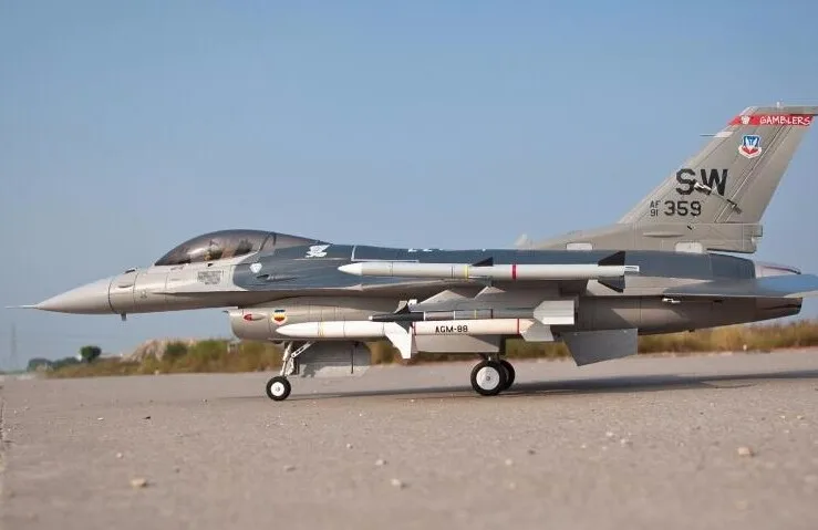 Электрический радиоуправляемый самолет Freewing F16 90 мм F-16 Fighting Faclon jet PNP