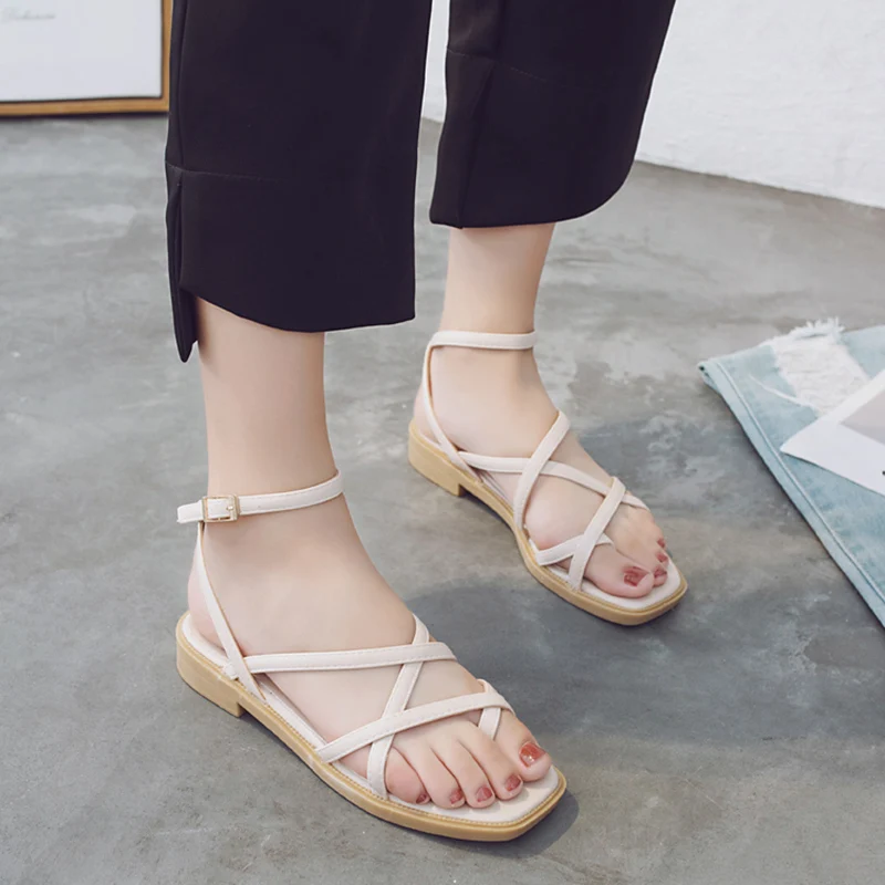 

2018 summer new Korean version of the wild retro flat sandals trend Roman style flip flops sandals.