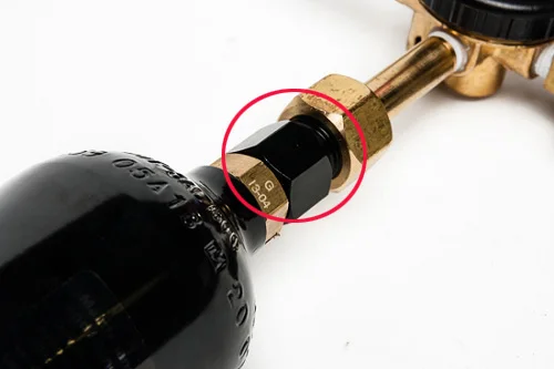 the_adapter_CO2_regulator_to_paintball_tank_adapter_attached_close_up