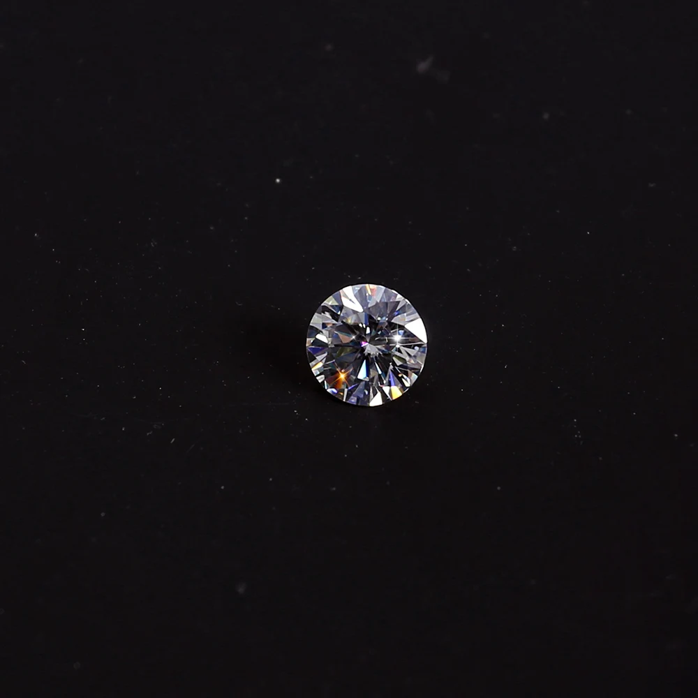 NiceGems Муассанит 0.4ctw Цвет меньше в виде сердечек со стрелами огранка круглая 4 5 MM F