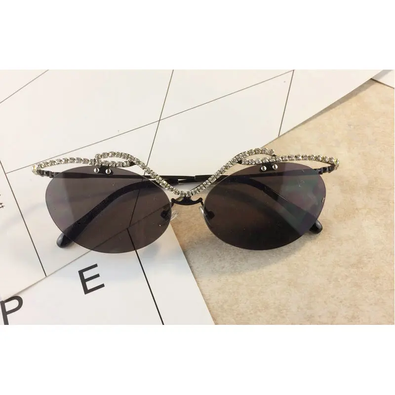 Личность Солнцезащитные очки Cat для женщин брендовая Дизайнерская обувь Diamond бабочка Защита от солнца очки Винтаж дамы солнцезащитные очки без окантовки оттенков очки FML