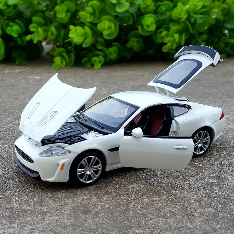 1:32 Масштаб сплав литья под давлением металлическая супер спортивная модель автомобиля для JAGUAR XKR-S Коллекционная модель вытяните назад игрушки автомобиль со звуком и светильник