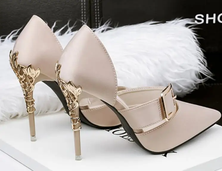 

This spring and fall 2019 patent leather cutout with pointed toes is a fashion accessory for stiletto heels