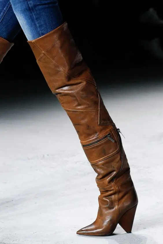 Модные женские ботфорты из коричневой кожи в стиле ретро; пикантные женские высокие сапоги с острым носком на каблуке; рыцарские сапоги на молнии с карманами