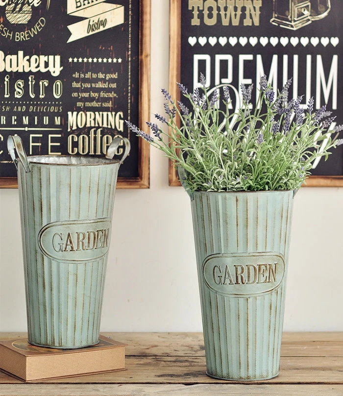 

American country to do the old retro vertical stripes tin bucket landing big flower barrel flower shops display of props wedding