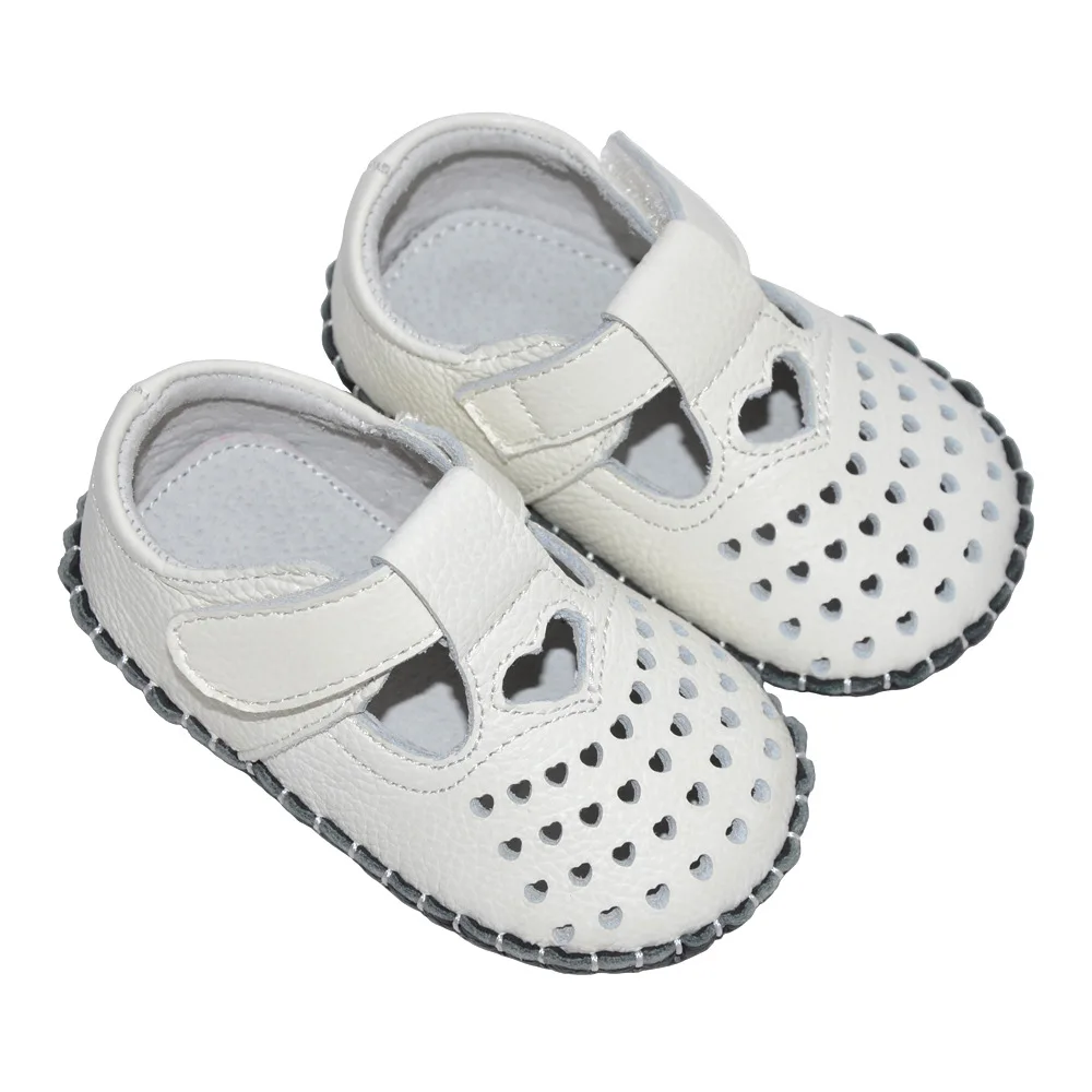 Обувь для маленьких девочек; Новинка года; детская кроватка из искусственной кожи с сердечками; обувь для малышей с перфорацией и мягкой подошвой; обувь для маленьких девочек с Т-образным ремешком - Цвет: Белый