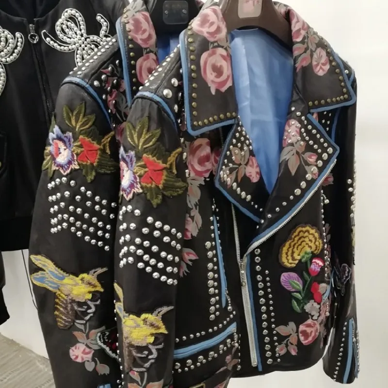 Подиумная Женская куртка с цветочным принтом и заклепками; байкерская куртка из натуральной овчины; цветная вышивка; итальянский дизайн; готическое пальто; Chaqueta