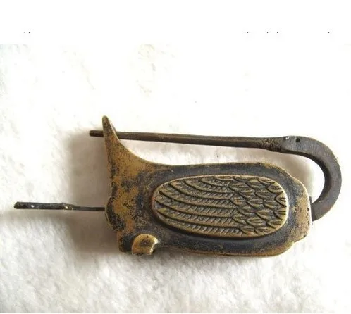 

Metal Crafts antique Chinese Old Style Bronze Carved Crane Lock/key fast Shipping