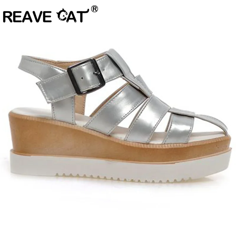 Женские туфли на танкетке REAVE CAT серебристого и белого цвета с ремешком вырезами