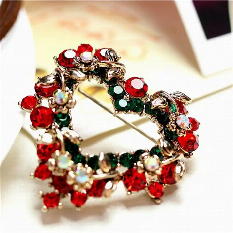 

Crystal Brooches Christmas Bows Women Shawl Buckle Christmas Retro Gold Color Love Wreath Heart Exquisite High Quality