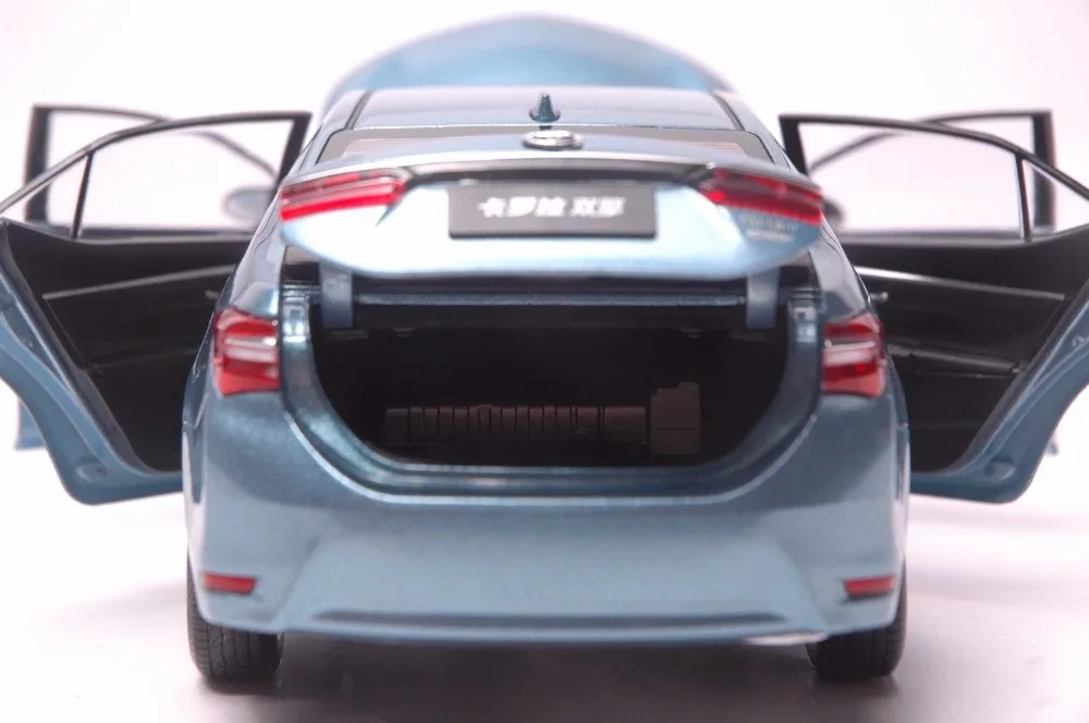 Toyota Corolla Hybrid 2015 car model in scale 118 (9)